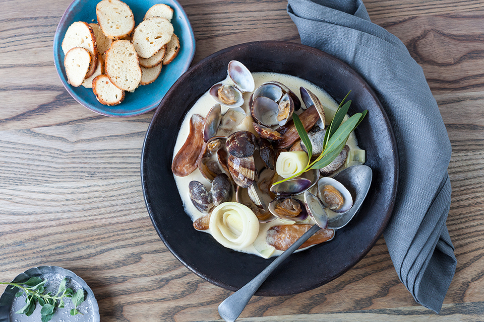 Steamed oysters in a bowl